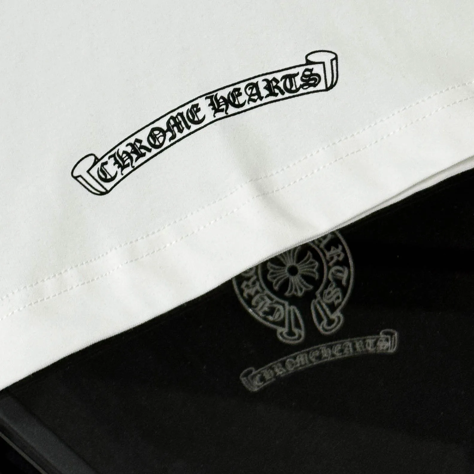 P170 Chrome Hearts 25 high-end versions. The fabric is made of 300 grams of high-density pure cotton. It does not deform or shrink. It has three labels. It is the same style for men and women. Technology: suede foaming + digital printing. Color: white, black. SIZE: S-XL.